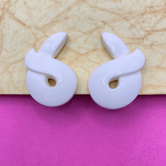 Vintage MONET White Lucite Clip On Earrings Chunky Mod Grannycore 1960's - Picture 5 of 5